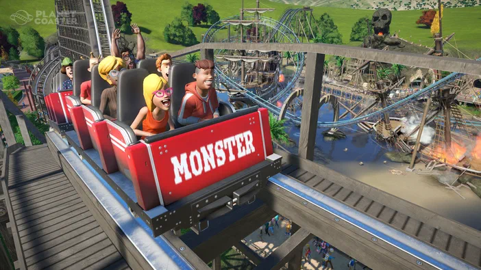 Dans le jeu Planet Coaster, des passagers souriants sont assis dans un train de montagnes russes rouge nommé 'MONSTER' qui traverse une scène d'un parc avec des structures en bois et du feu.