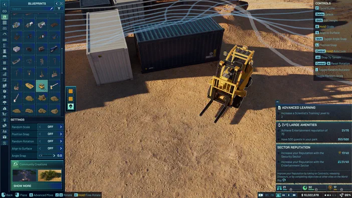 Dans Jurassic World Evolution, une fourche jaune est positionnée près de deux conteneurs sur un terrain sablonneux. L'interface affiche des options de configuration et les statistiques du secteur.
