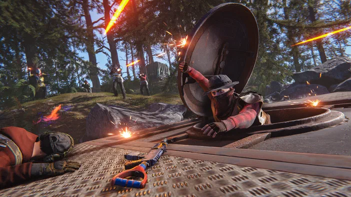 Dans le jeu Rust, un personnage en tenue de survie se tient sur une plateforme métallique dans une forêt, entouré d'autres joueurs et de projectiles lumineux.
