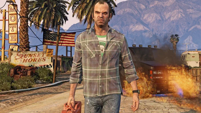 Capture d'écran du jeu vidéo Grand Theft Auto V montrant un personnage masculin en chemise à carreaux tenant une valise rouge, avec des palmiers et une voiture en feu au fond.