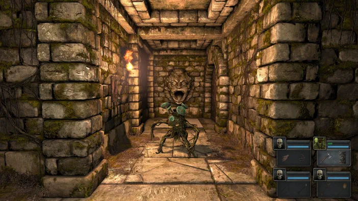 Dans le jeu Legend of Grimrock, un monstre arachnide se tient au centre d'un couloir de pierre sombre orné d'une tête sculptée.