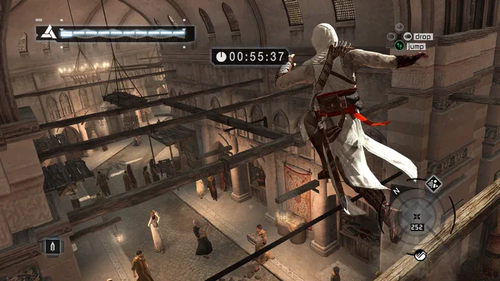 Capture d'écran du jeu Assassin's Creed montrant un personnage en tenue blanche sautant entre des poutres dans une cour intérieure peuplée de civils.