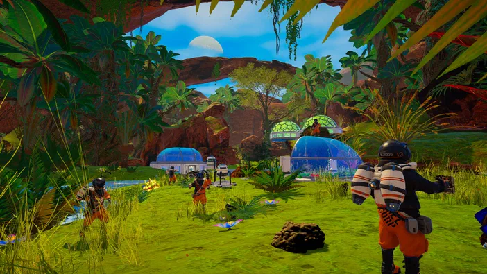 Capture d'écran du jeu The Planet Crafter montrant des personnages en combinaison orange dans une jungle avec des habitats bleus.