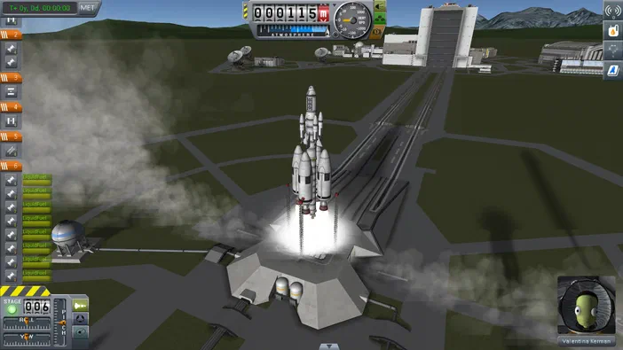Capture d'écran du jeu Kerbal Space Program montrant une fusée au décollage sur un pad de lancement avec des interfaces utilisateur visibles.