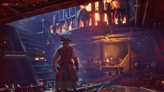 Dans le jeu vidéo Windrose, un personnage en costume de pirate se tient sur la dunette d'un navire qui brûle. Une interface utilisateur indique l'objectif : 'Head to the upper deck'.