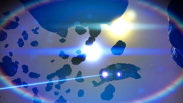 Dans l'espace de No Man's Sky, un vaisseau navigue parmi des astéroïdes bleus sous une lumière intense.