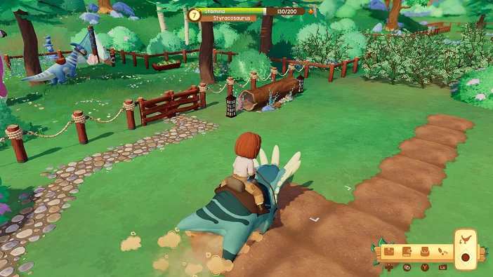 Dans le jeu vidéo Paleo Pines, un personnage chevauche une créature bleue dans un environnement verdoyant parsemé de clôtures en bois et d'arbres.