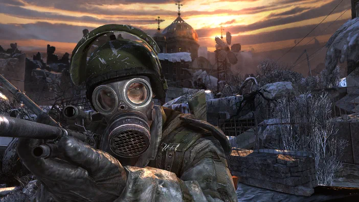 Personnage en combinaison de protection et masque à gaz tenant une arme dans un décor post-apocalyptique avec église au coucher du soleil