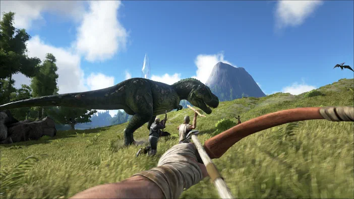 Dans le jeu vidéo ARK: Survival Evolved, un joueur en vue subjective tient une arme face à un dinosaure dans un paysage verdoyant.