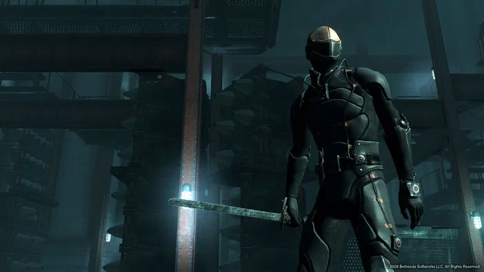 Personnage de Fallout 3 - Game of the Year Edition tenant une épée dans un environnement industriel sombre