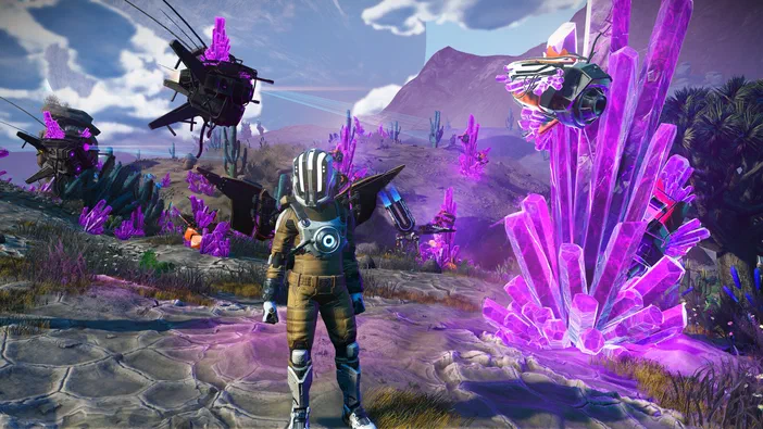 Dans le jeu No Man's Sky, un personnage en armure se tient au milieu d'un paysage extraterrestre parsemé de cristaux vio luminescents et survolé par des vaisseaux spatiaux.