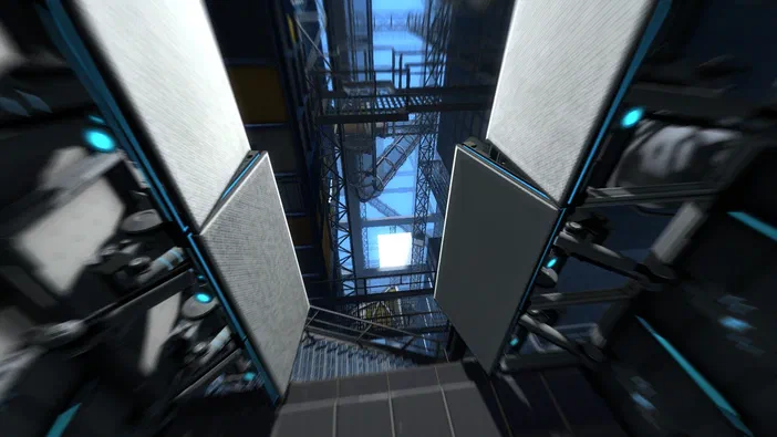Vue en contre-plongée d'un ascenseur futuriste dans le jeu Portal 2.