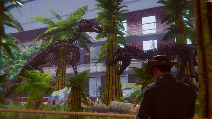 Dans le jeu Dinosaur Fossil Hunter, un homme en chapeau observe des squelettes de dinosaures dans une serre remplie de palmiers.
