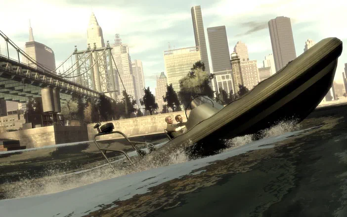 Dans Grand Theft Auto IV, une embarcation rapide traverse l'eau devant le pont de Brooklyn et les gratte-ciels.