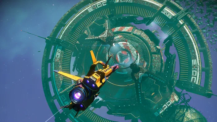 Dans le jeu vidéo No Man's Sky, une fusée jaune survole un grand anneau de station spatiale en orbite.