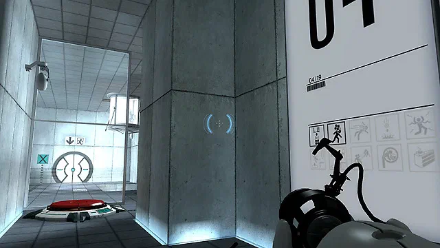Capture d'écran du jeu Portal montrant une vue en première personne avec un pistolet à portail dans le coin inférieur droit et des murs de laboratoire gris.