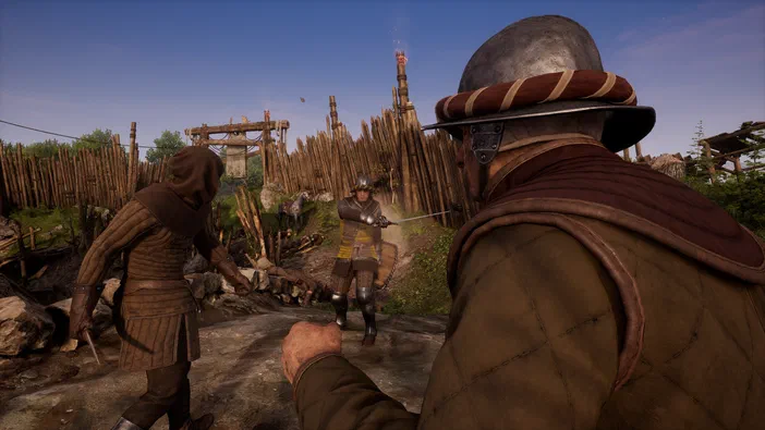 Dans le jeu vidéo Medieval Dynasty, un personnage en armure observe deux autres personnages se battant au corps à corps devant une fortification de bois.