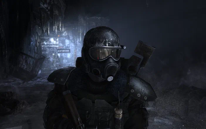 Personnage en armure et masque à gaz dans un environnement post-apocalyptique sombre du jeu Metro 2033.