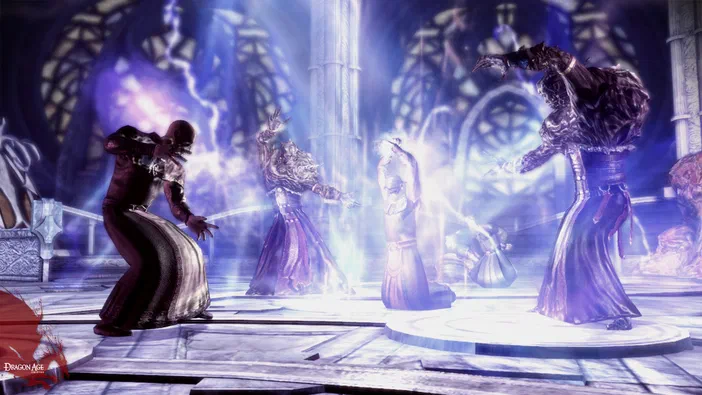 Dans Dragon Age: Origins, un mage en robe sombre se tient face à trois autres mages qui lancent des sorts lumineux dans une salle de pierre ornée.