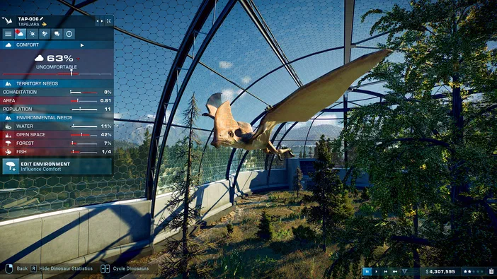 Dans Jurassic World Evolution 2, un pterosaure vole dans une enceinte vitrée avec des arbres et de l'herbe.