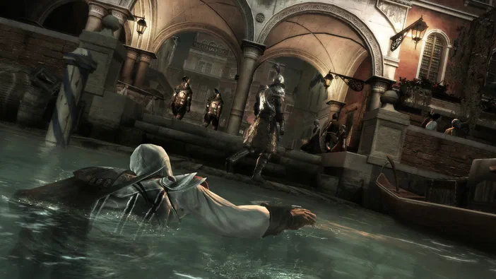 Dans Assassin's Creed II, Ezio Auditore nage dans une canal de Venise tandis que des gardes en armure le surveillent depuis un ponton.