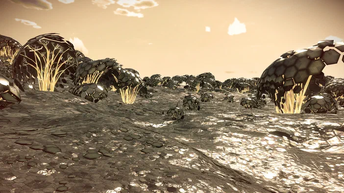 Paysage d'un monde alien dans le jeu No Man's Sky avec des arbres à la structure hexagonale et un sol rocheux sous un ciel orangé.