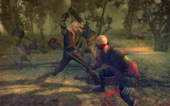 Dans The Witcher: Enhanced Edition, Geralt de Riv est en combat dans une forêt contre des monstres et un ennemi humain.