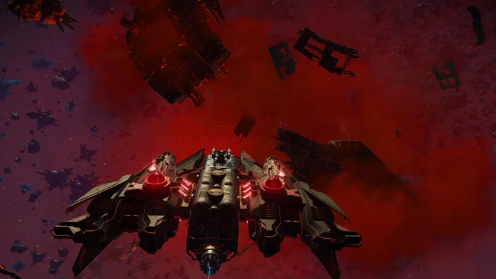 Capture d'écran du jeu vidéo No Man's Sky montrant une vue arrière d'un vaisseau spatial au centre de l'image avec des débris flottants dans un environnement rouge sombre.