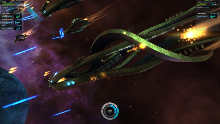 Capture d'écran du jeu vidéo ENDLESS Space™ - Definitive Edition montrant une flotte de vaisseaux spatiaux en combat dans l'espace avec des effets lumineux et un menu utilisateur.