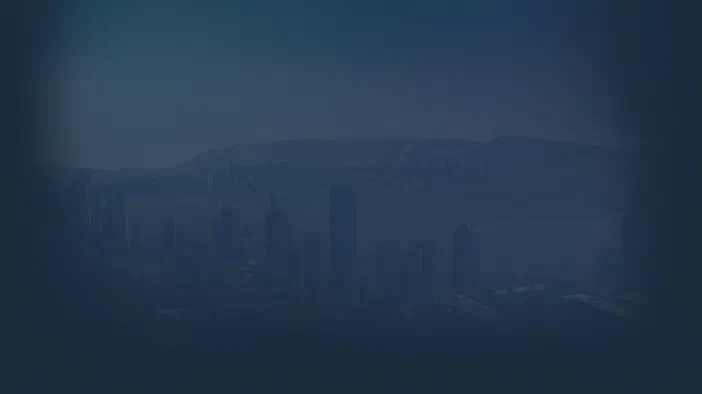Vue d'une ville côtière avec des gratte-ciels et une mer brumeuse dans le jeu Cities XL Platinum.