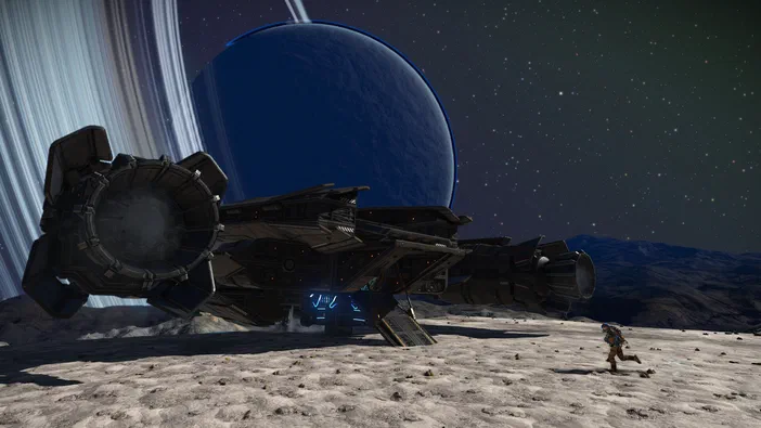 Dans le jeu No Man's Sky, un vaisseau spatial est amarré sur une planète désertique sous un ciel étoilé avec une grande planète bleue en arrière-plan.