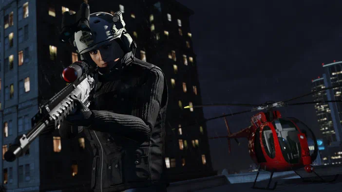 Dans Grand Theft Auto V Legacy, un personnage en tenue tactique vise avec une arme sur un toit urbain de nuit.