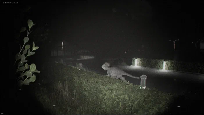 Capture d'écran de Unknown Tapes montrant un personnage reptilien dans une cour nocturne éclairée par des lampes.