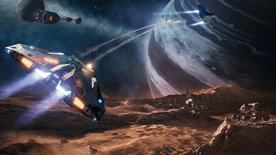 Elite Dangerous Dans le jeu vidéo Elite Dangerous, une flotte de vaisseaux spatiaux survole un paysage lunaire aride avec des bases et véhicules au sol sous la voûte céleste d'une planète géante.