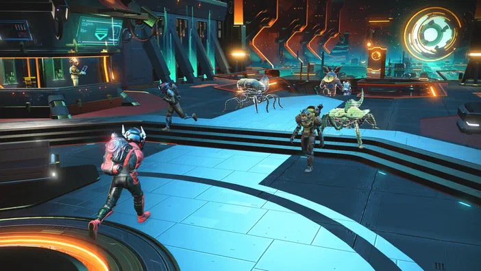 Dans le jeu vidéo No Man's Sky, un personnage en armure rouge et noire court sur une plateforme futuriste bleue vers plusieurs créatures alien dans un environnement de base spatiale aux couleurs néons.