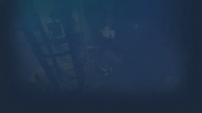 Fond d'écran sombre et bleuté du jeu vidéo Portal 2 de Valve.