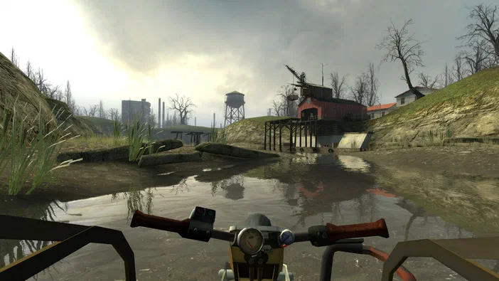 Vue en première personne depuis une moto dans Half-Life 2, traversant un paysage post-apocalyptique avec des bâtiments endommagés et de l'eau stagnante.