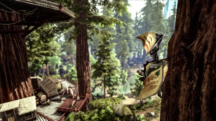 Capture d'écran du jeu vidéo ARK: Survival Evolved montrant un dinosaure ailé perché sur une branche dans une forêt dense avec des structures en bois.