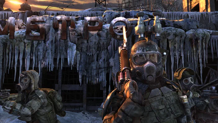 Dans le jeu vidéo Metro 2033, trois personnages en combinaison de plongée et masque à gaz se tiennent devant une entrée couverte de glace avec l'inscription METRO.
