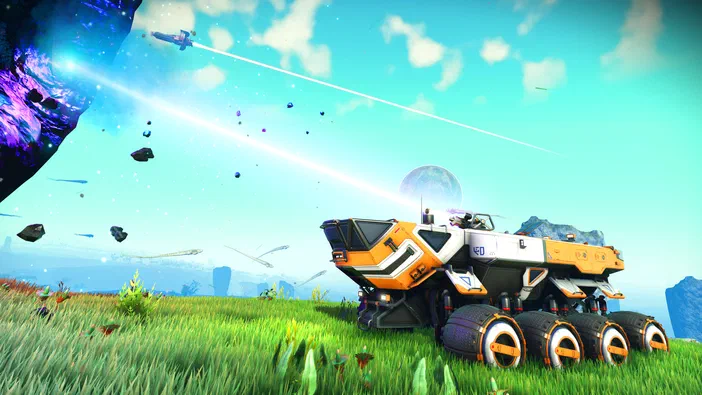 Dans le jeu vidéo No Man's Sky, un véhicule à six roues orange et blanc est stationné sur une prairie verdoyante sous un ciel bleu parsemé d'astéroïdes.
