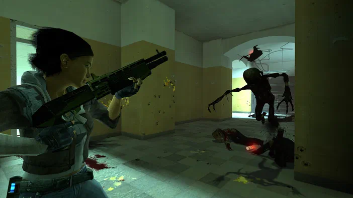 Dans Half-Life 2, une héroïne armée d'un fusil à pompe affronte des créatures hostiles dans un couloir de bâtiment endommagé.