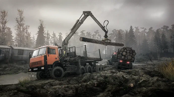 Dans le jeu MudRunner, une grue orange soulève un tronc d'arbre dans un terrain boueux et forestier.
