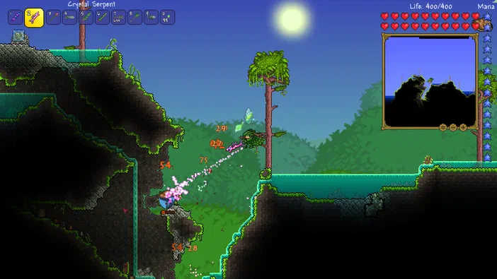 Capture d'écran du jeu Terraria montrant un personnage en combat aérien sur une plateforme de terrain.