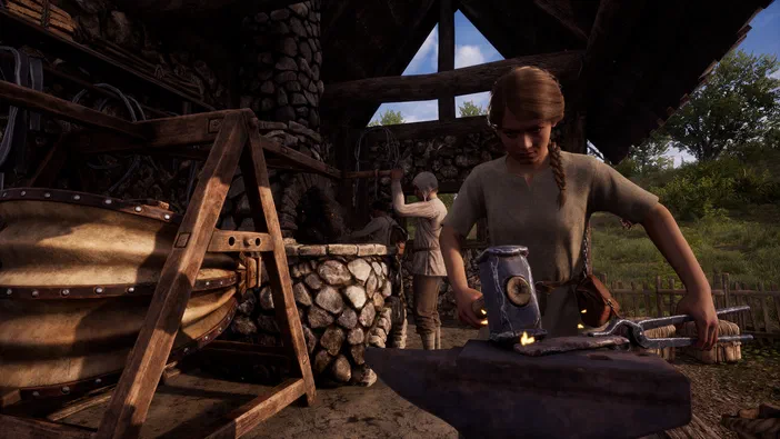 Dans le jeu vidéo Medieval Dynasty, une femme forge un objet sur un enclume dans son atelier de forgeron.