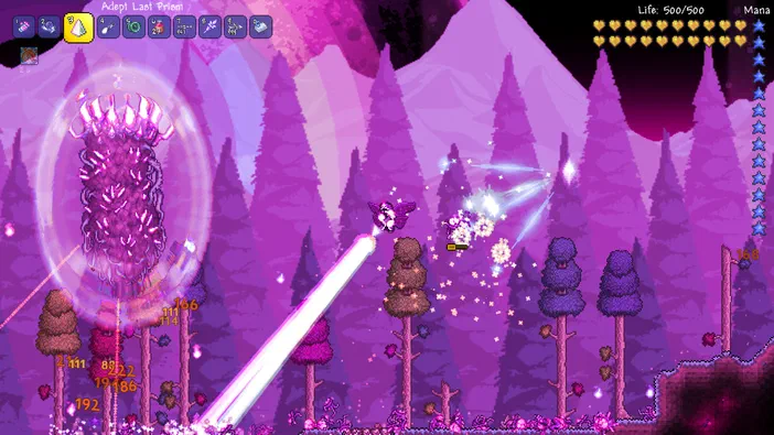 Capture d'écran du jeu Terraria montrant un combat dans une forêt violette avec des arbres et des particules lumineuses.