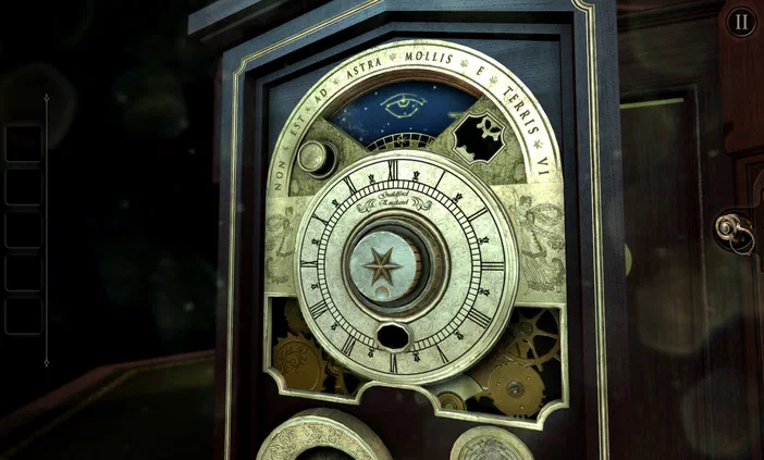 Sérum de montre mécanique complexe avec des engrenages dorés et un cadran orné d'inscriptions latines dans le jeu vidéo The Room.