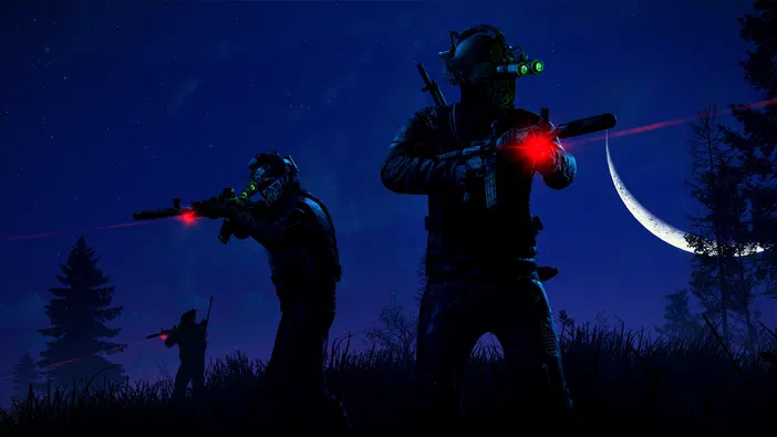 Capture d'écran du jeu Rust montrant trois personnages armés en silhouette dans un paysage nocturne avec une lune croissante.