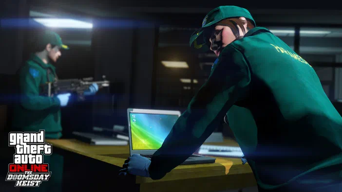 Dans Grand Theft Auto V Legacy, deux personnages en tenue verte travaillent dans un bureau sombre avec une laptop.