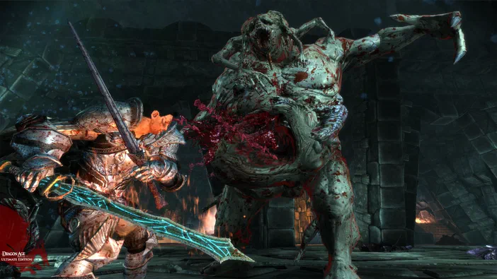 Dans Dragon Age: Origins - Ultimate Edition, un guerrier en armure frappe une créature monstrueuse ensanglantée dans un donjon sombre.