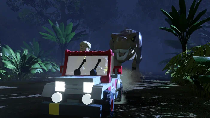 Dans LEGO® Jurassic World, un T-Rex en briques Lego menace une jeep rouge et blanche dans la jungle.